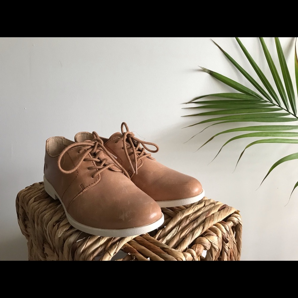 Born sneakers in tan.